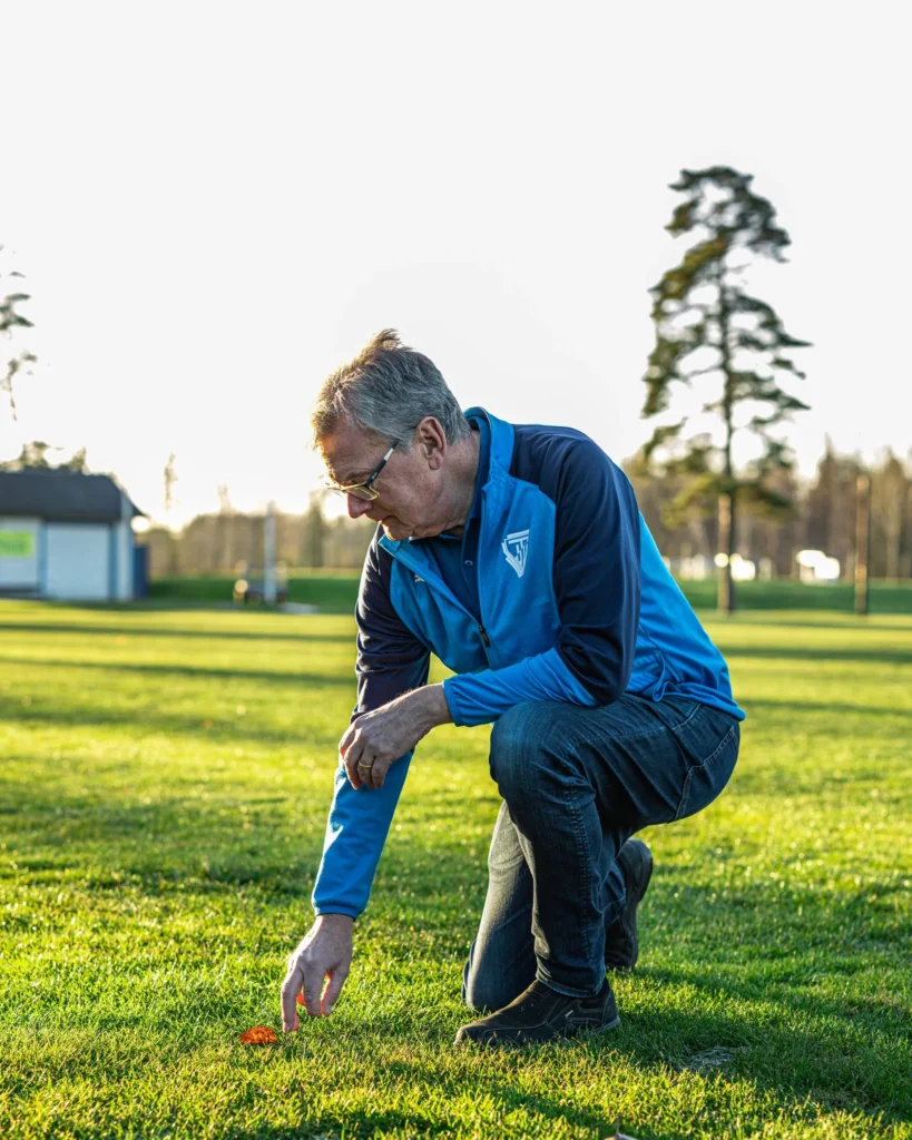 Jan Schmidt på gräsmatta