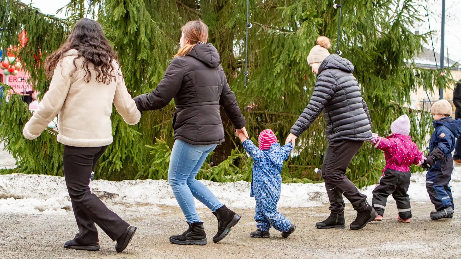 Ringdans runt julgran på torget i Finspång.