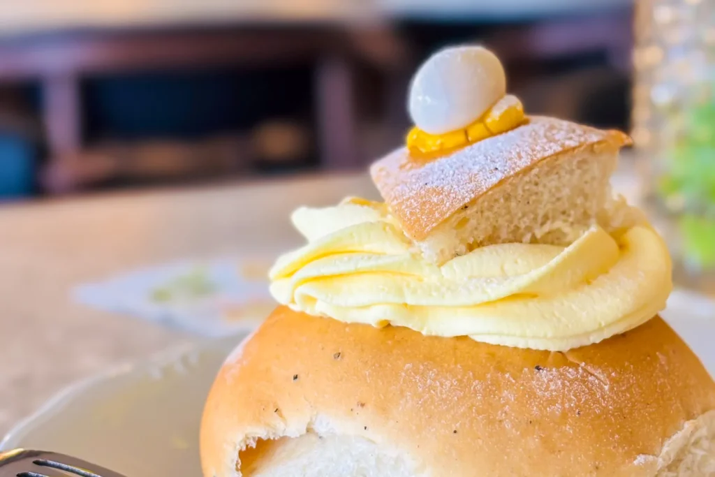 Semla med äggdekration.