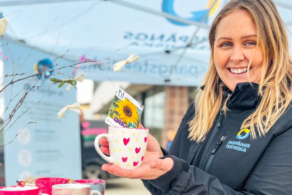 Ronja Thiderman på Finspångs Tekniska håller upp återbrukad mugg med fröer.